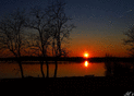 Coucher de soleil sur un lac tranquille